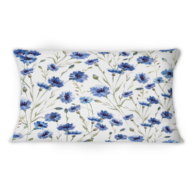 Coussin décoratif à motif de fleurs bleues sur fond blanc