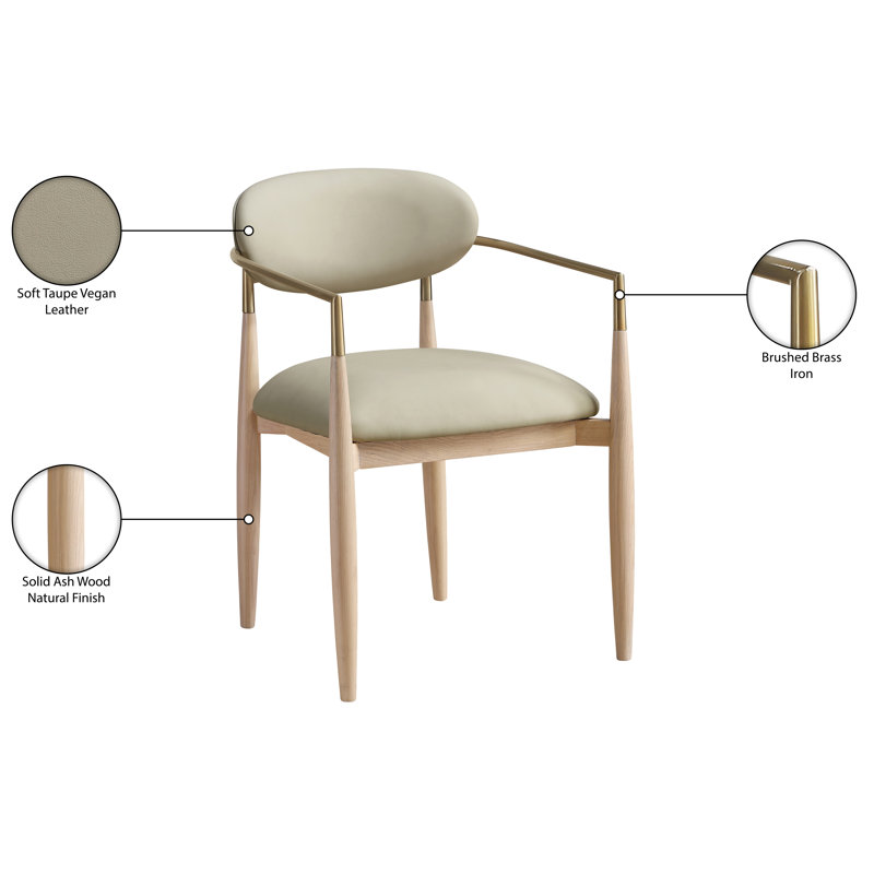 Chaise rembourrée en cuir Eligah, Cuir taupe végétalien, Teinture naturelle / laiton brossé