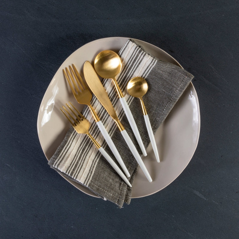 Ensemble de couverts blanc et or