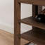 Un banc à langer réglable en hauteur en bois de haute qualité, équipé d'un siège confortable et d'un espace de rangement dissimulé, bois d'hévéa naturel, brun
