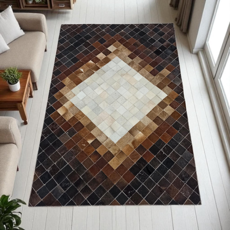 Tapis brun en cuir de vache à motif patchwork brun clair