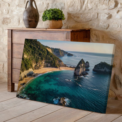 Toile, vue aérienne d'une plage isolée avec art mural de sable doré doux bordé de falaises vertes luxuriantes et d'affleurements rocheux sur l'eau