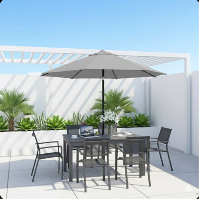 Parasol de marché gris 7,5 pi avec manivelle et inclinaison. Auvent résistant aux rayons UV pour la piscine, la cour et le patio (sans base)