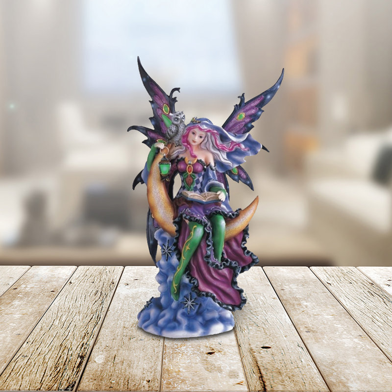 Figurine fée sur la lune