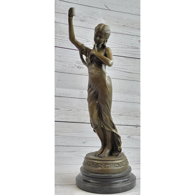 Figurine Walhill, jeune fille tenant une colombe et une tasse de boisson