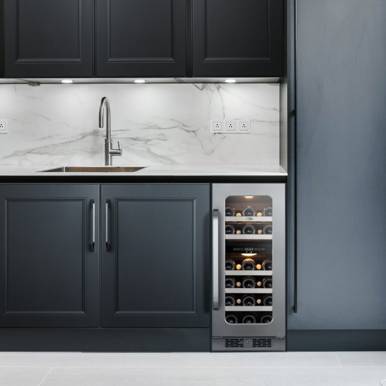 Réfrigérateur à vin encastrable 29 pouces Whynter BSR-029DW avec 29 bouteilles encastrées en acier inoxydable avec porte réversible, contrôle numérique, serrure et filtre à charbon