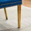 Banc de salle à manger 2 places en velours bleu de style Mid-Century Modern, orné de boutons faits à la main et offrant une assise confortable.