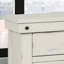 Table de chevet 3 en blanc, fabriquée en bois massif et dotée de 3 poignées de rangement pour la longévité