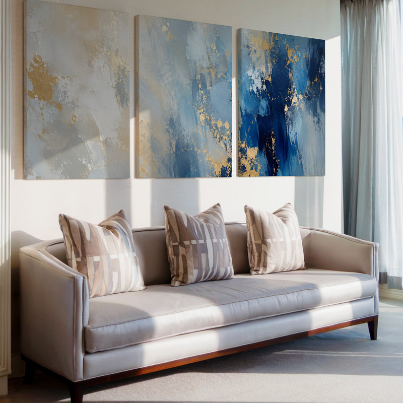 Ensemble exclusif de 3 toiles panoramiques abstraites grand format, bleu, blanc et or, à la texture luxueuse. Décoration murale idéale pour le salon, la chambre à coucher et le bureau.