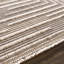 Tapis abstrait en polyester tissé à la machine en beige / brun-137384310
