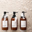 Ensemble de 3 distributeurs de shampooing et de revitalisant élégants à fixer au mur - Bouteilles de savon de douche modernes sans perceuse de 21 oz avec étiquettes - Distributeurs faciles à remplir pour laver le corps pour une mise à jour instantanée du décor de la salle de bain
