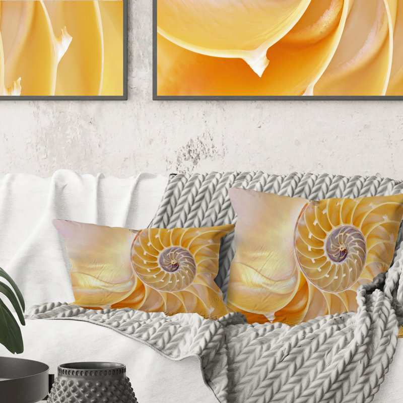 Coussin Yellow Shell, 16 po x 16 po