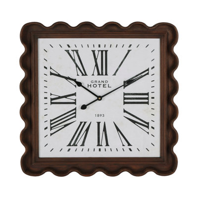 Horloge murale carrée ondulée en bois de 51 cm (20,08 pouces) représentant un grand hôtel avec des chiffres romains.