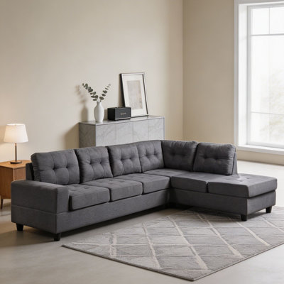 Fabriqué avec un tissu durable et des coussins en mousse haute résilience, ce canapé d'angle gris moderne est doté d'une assise spacieuse et d'un design rembourré doux, équipé d'une chaise longue réversible. Il s'agit d'un choix de mobilier idéal pour les maisons et les appartements.