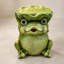 Statue de grenouille de jardin avec chapeau en feuille de lotus