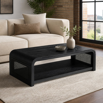 Table basse rectangulaire incurvée de 120 cm (47,24 po) avec panneaux latéraux en rotin et tablette de rangement à 2 niveaux, noire