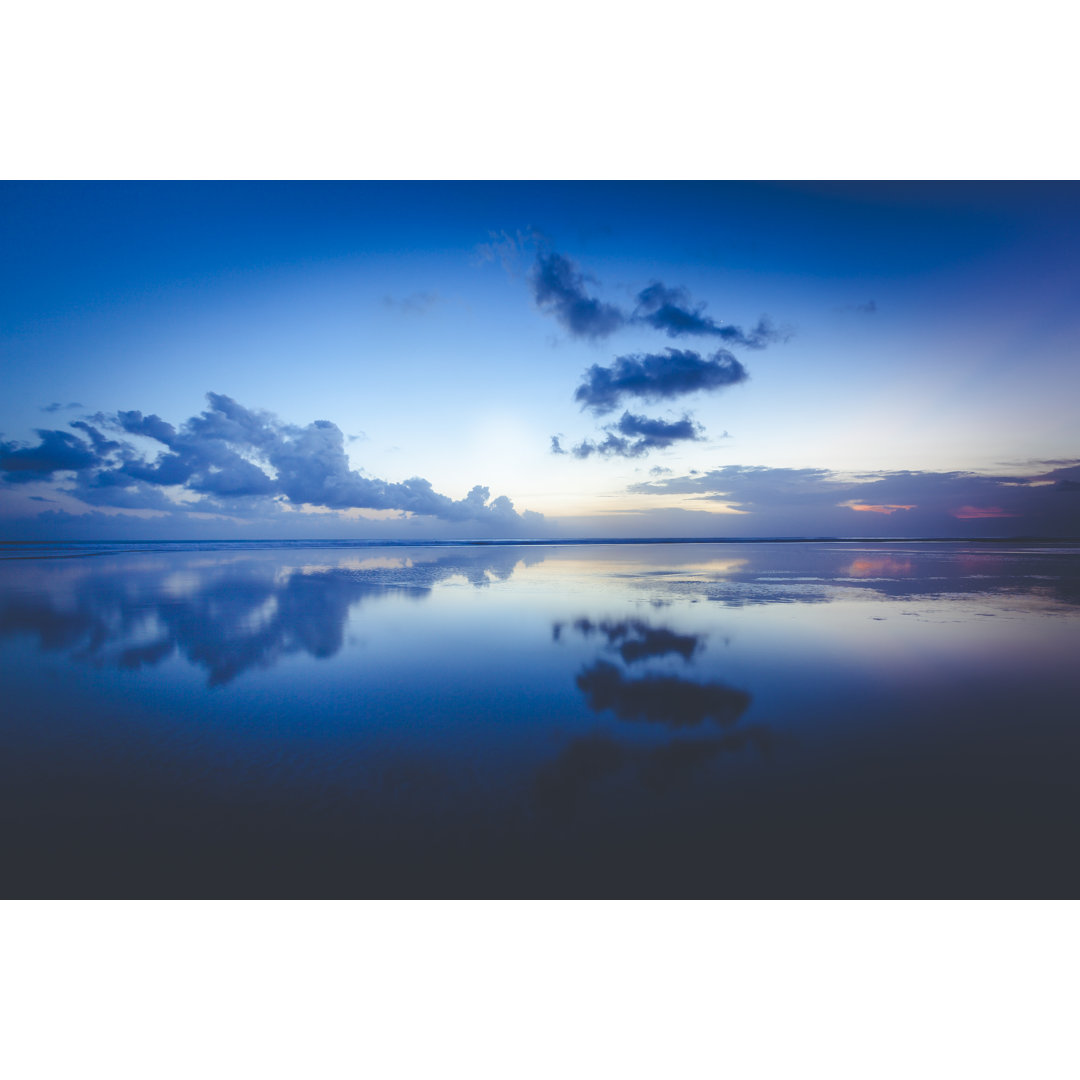 Wolken, die sich im Meer spiegeln - Leinwandbild