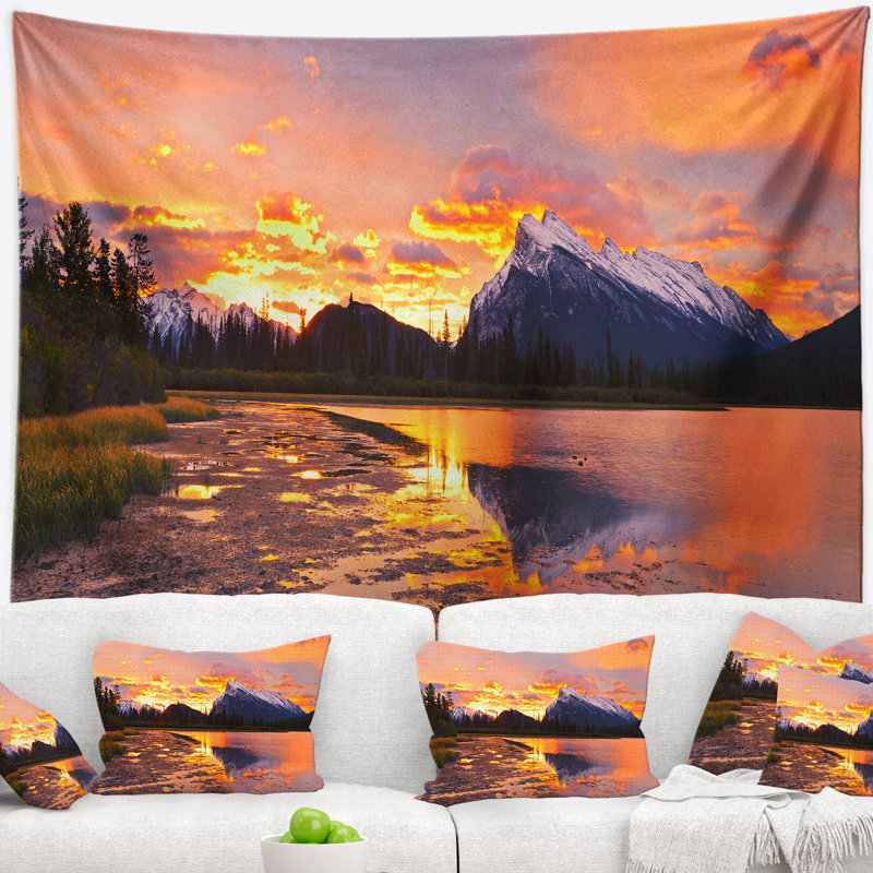 Polyester coucher de soleil au-dessus de vermillon lacs tapisserie avec accessoires suspendus inclus, H 50 po x l 60 po