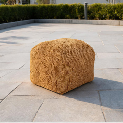 Pouf carré avec revêtement en chenille microfibre douce et rembourrage en billes moelleuses pour s'asseoir sur une terrasse ou dans un salon.