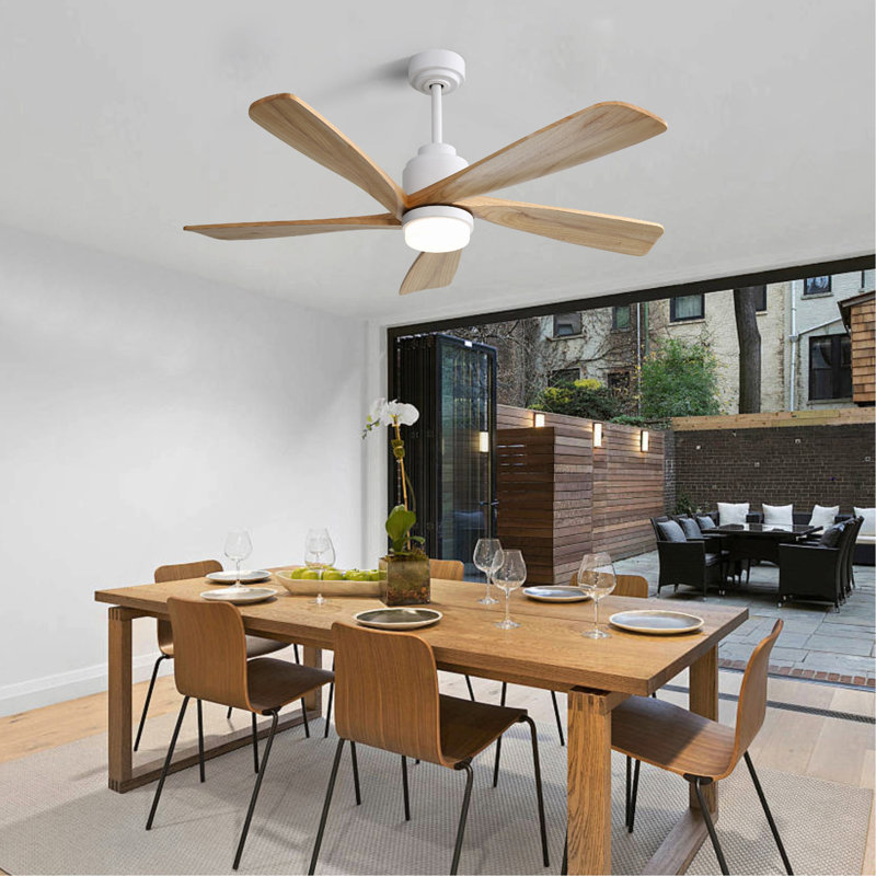 Ventilateur de plafond d'intérieur 52 pouces avec lumière à DEL à intensité variable et 5 pales en bois massif avec moteur CC réversible et télécommande
