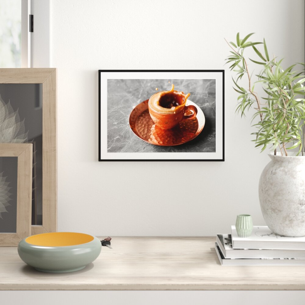 Zuckerwürfel, der in Kaffee fällt Gerahmtes Fotokunst Poster