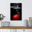 Pomme rouge vif dans l'eau sur toile-348189384-348189385