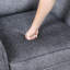 Chaise moderne pour salon avec revêtement en microfibre gris foncé et siège confortable d'une capacité de 300 lb.