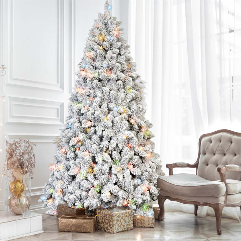 Arbre de Noël 4 pi avec 150 lumières UL colorées et 21 pommes de pin naturelles - 366 pointes en PVC enneigées, branches articulées, support en métal stable, installation facile