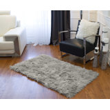 Tapis gris en fausse peau de mouton 5 pi x 8 pi