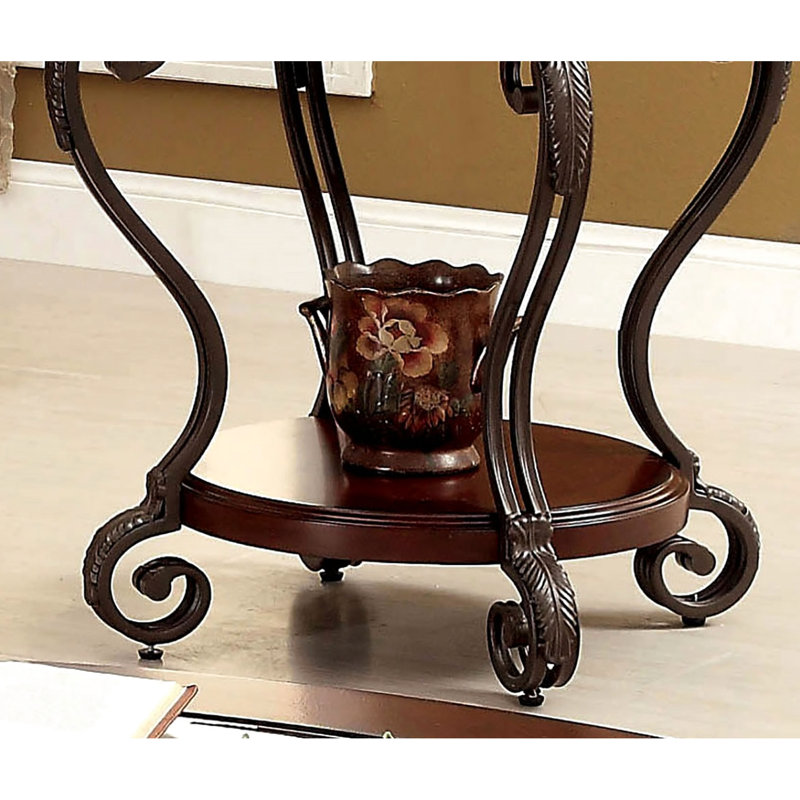 Table de bout traditionnelle en cerisier brun orné traditionnel avec tablette inférieure ouverte pour des détails de décoration de salon élégants