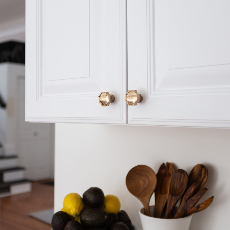 Monarch Collection Knob - 1-1/4" x 1-1/4 " Cabinet Knob - Transitional Hardware for Drawers & Cabinets, Brushed Golden Brass