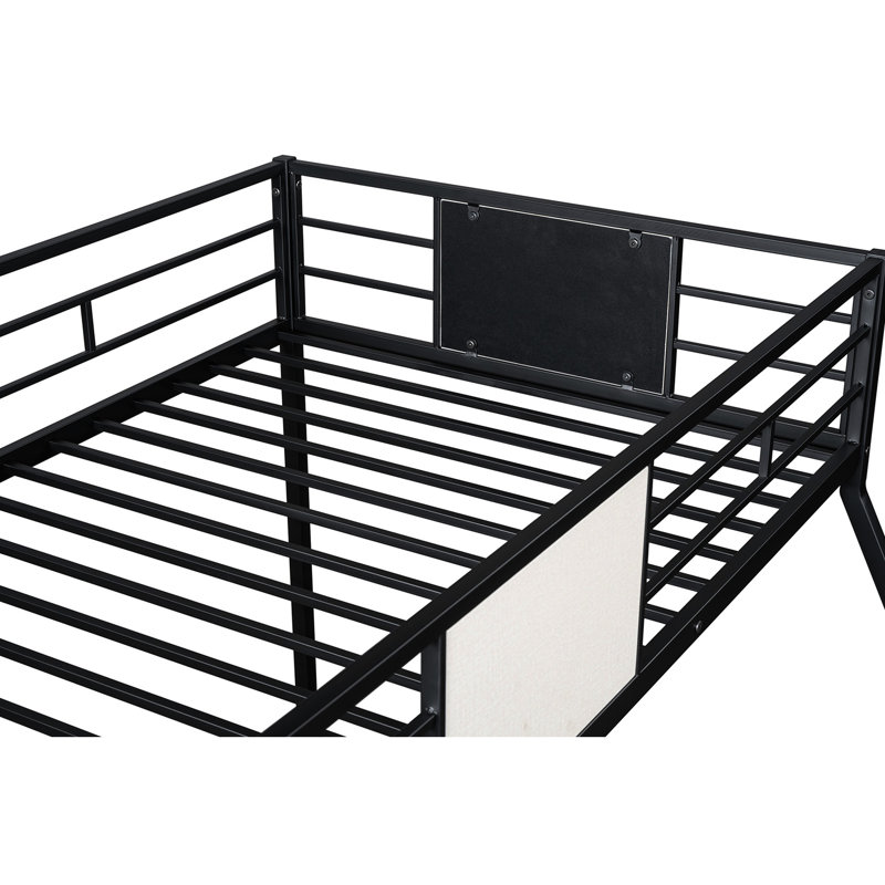 Lit superposé simple au-dessus d'un lit double en métal noir dans un style contemporain, design à deux tons, attaché, lit d'appoint de style chambre à coucher, construction, couleur, optimisation de l'ambiance latérale