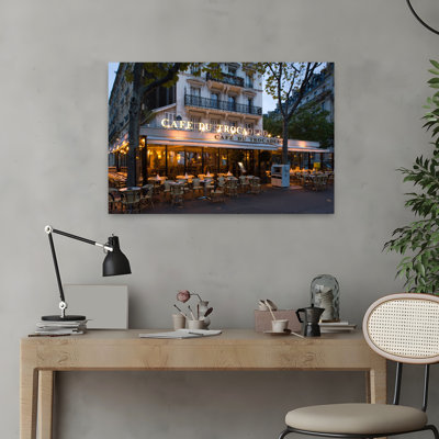Chaises et tables dans un restaurant à l'aube, café du Trocadéro, Paris, Île-de-France, France, art contemporain