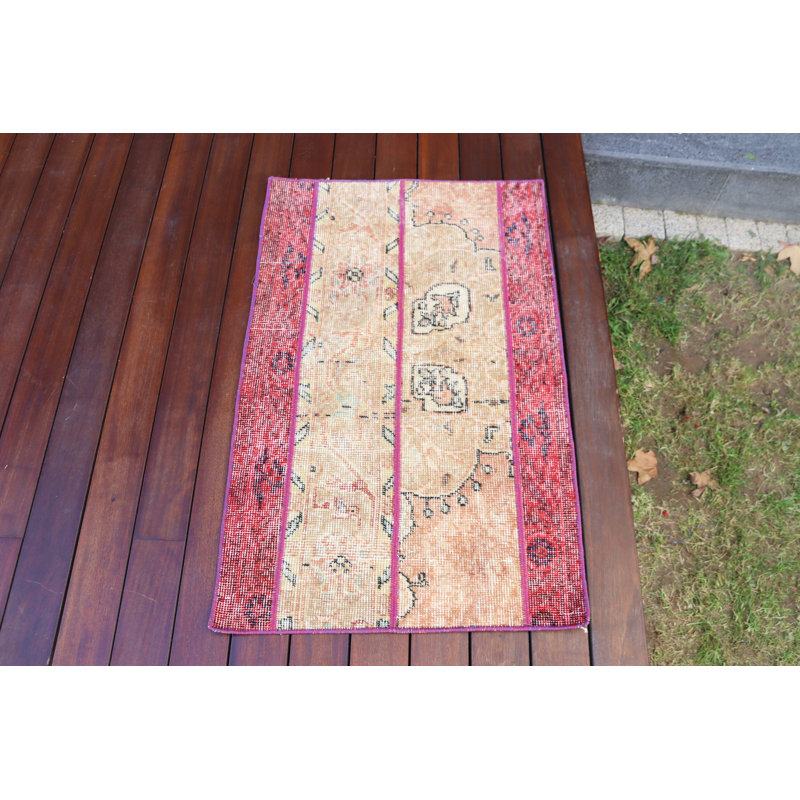 Tapis rétro vintage rouge et beige fait à la main pour un style bohémien unique