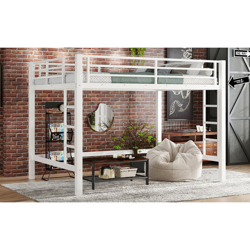 Grand lit mezzanine en métal blanc avec garde-corps, échelles doubles et un meuble facile à assembler pour la chambre à coucher