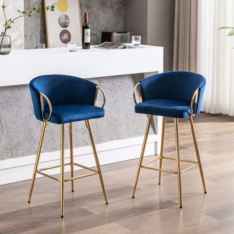 Tabourets de bar 26 po, 2 pièces, velours bleu + pieds dorés avec repose-pieds, conception compacte de tabourets, pieds, style contemporain