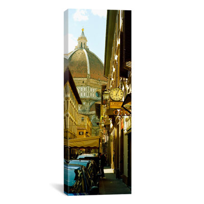 Voitures garées dans une rue avec une cathédrale en arrière-plan, via Dei Servi, Toscane, Italie - reproduction de photo sur toile tendue