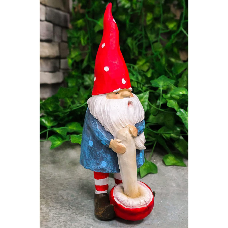 Golfeur gnome utilisant un champignon comme un club de golf