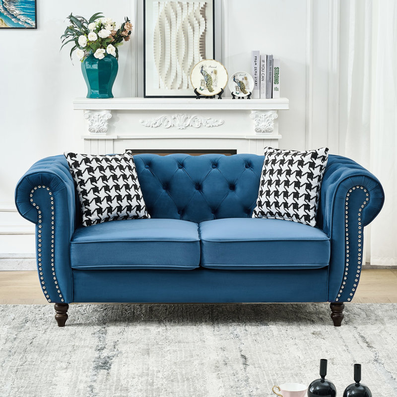 Canapé 2 places moderne de style Mid-Century, 165 cm, revêtement en velours bleu, accoudoirs arrondis, clous décoratifs, bois de pin massif, assise mi-ferme, mousse haute densité + ressorts, pour appartement, revêtement avec accoudoirs arrondis.