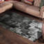 Tapis en cuir rouge à imprimé léopard avec motif animalier audacieux pour un style rustique et luxueux