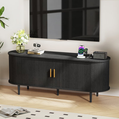 Meuble télé 55 po cannelé avec prise de courant et tablettes réglables, console de télévision de style Mid-Century, centre de divertissement à portes coulissantes et console multimédia pour téléviseur de 40 à 65 po