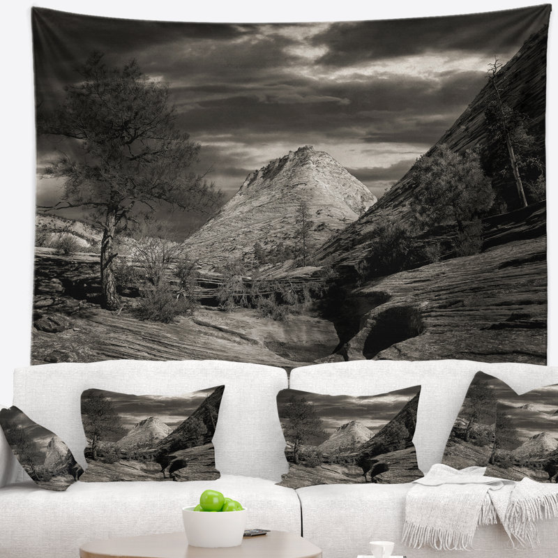 Tapisserie noire et blanche à paysage de roches rouges, H 50 po x l 60 po