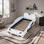 Lit plateforme simple en forme de voiture de course avec roues-955934129