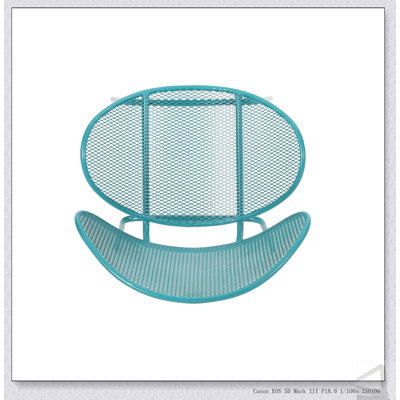Ensemble de chaises ELBA CHAIR avec assise en filet courbée et structure en fer thermolaqué durable pour un confort extérieur moderne