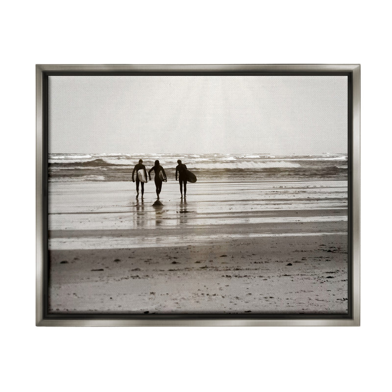 «Strolling Surfer Friends» sur, Cadre flottant gris lustré, H 17 po x l 21 po