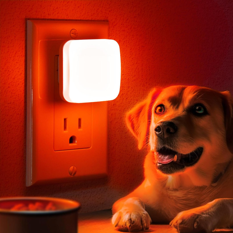 Petite veilleuse carrée rouge avec abat-jour laiteux et capteur de lumière automatique, Rouge