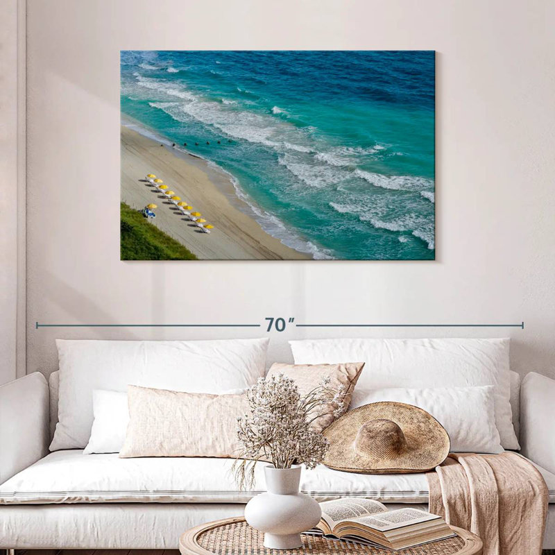 Parasols jaunes Gillard sur la plage, H 30 po x l 45 po