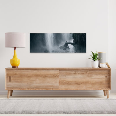 «Dramatic Waterfall Bridge Journey», art dramatique abstrait contemporain, paysage montagnard