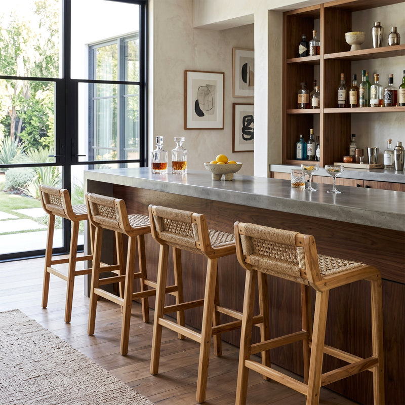 Ensemble de 2 tabourets de bar intérieur / extérieur en teck clair Blume avec dossier bas en rotin synthétique tissé à la main