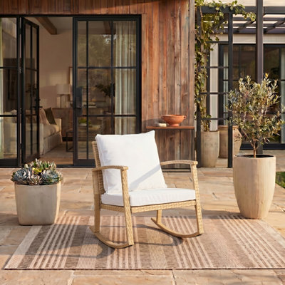 Chaise berçante d'extérieur en osier / rotin avec coussins Cummington
